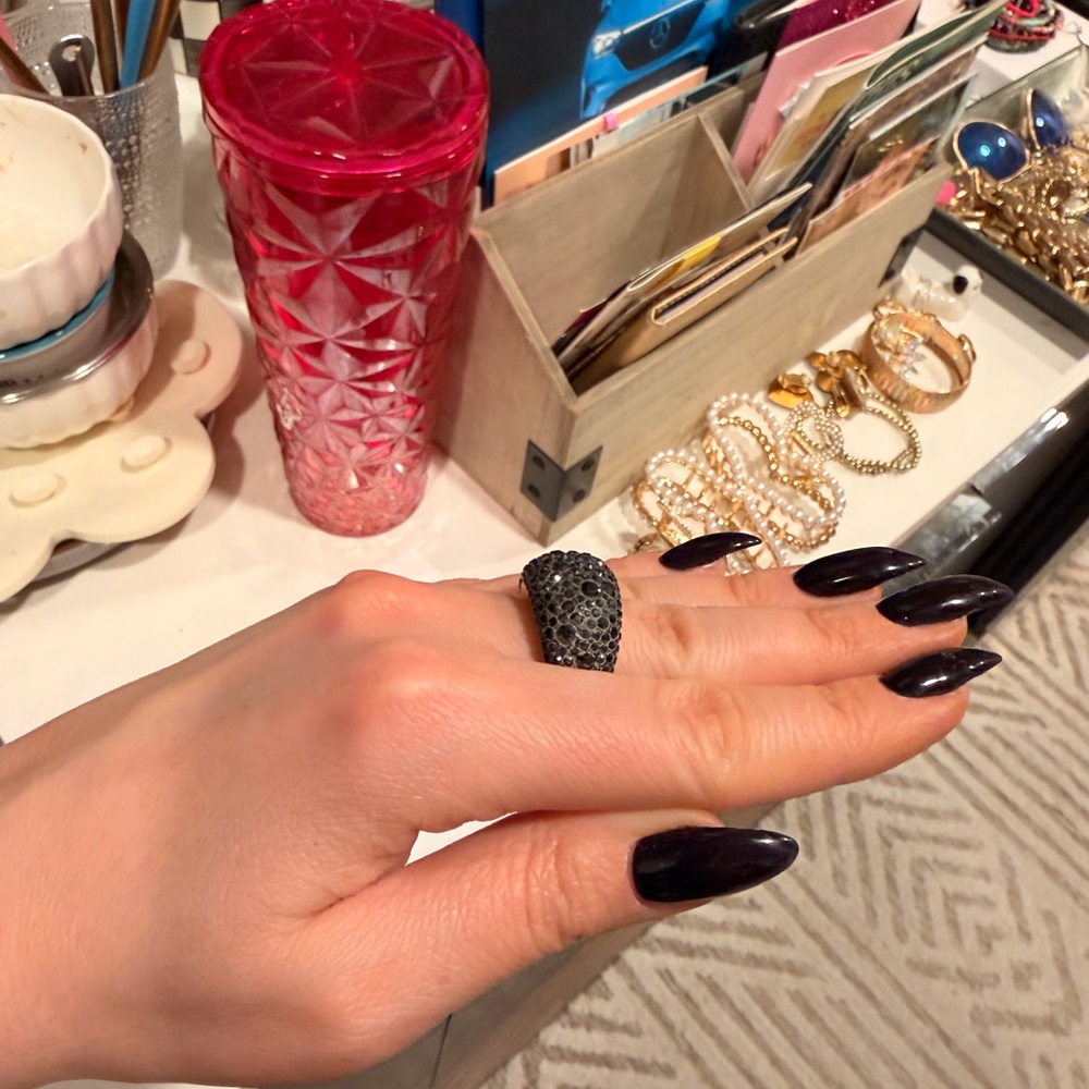 Elegant Black and Gold Ring - Picture 3 of 3